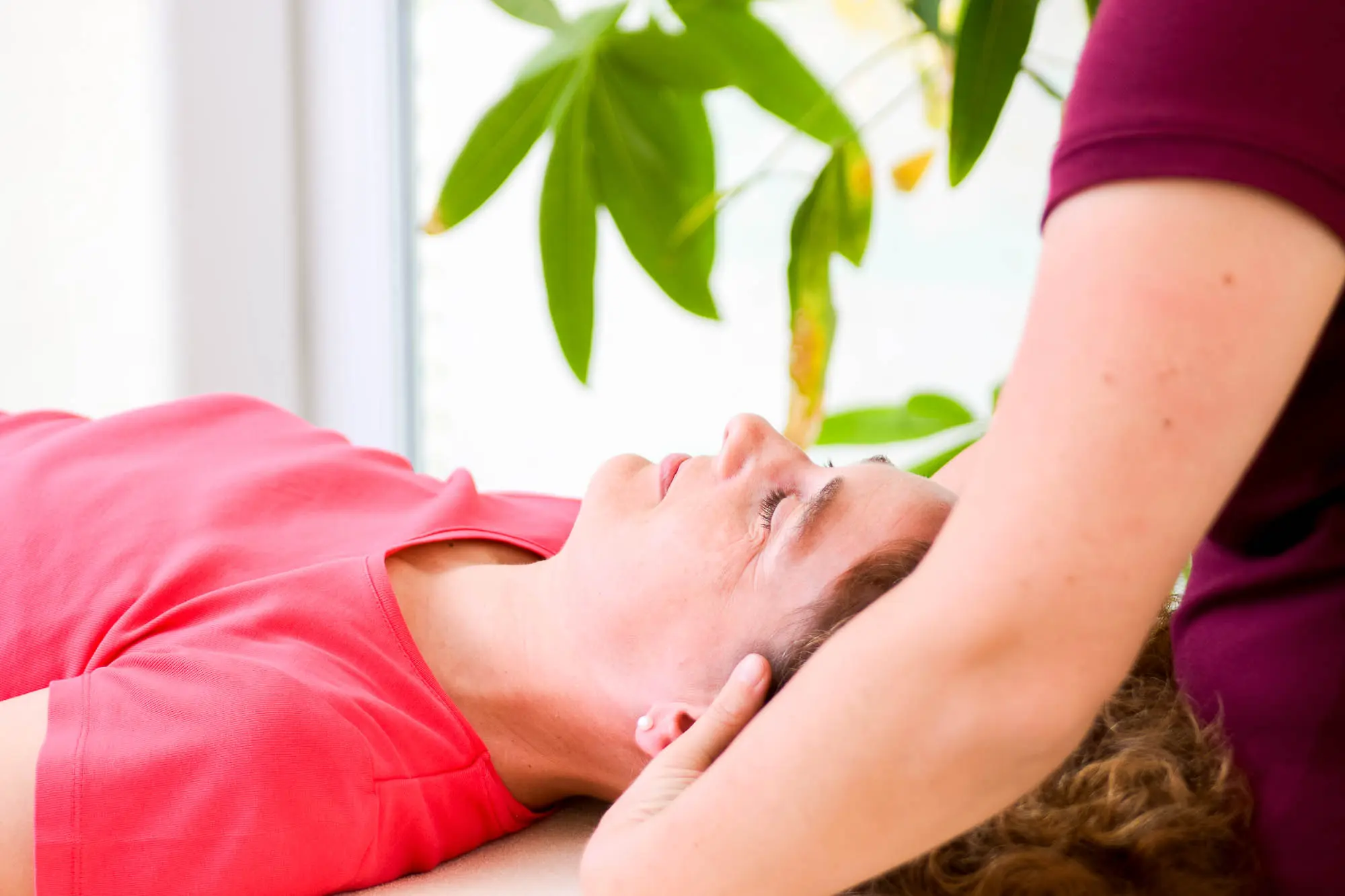 Ganzheitliche Therapien in der Anwendung am Kopf