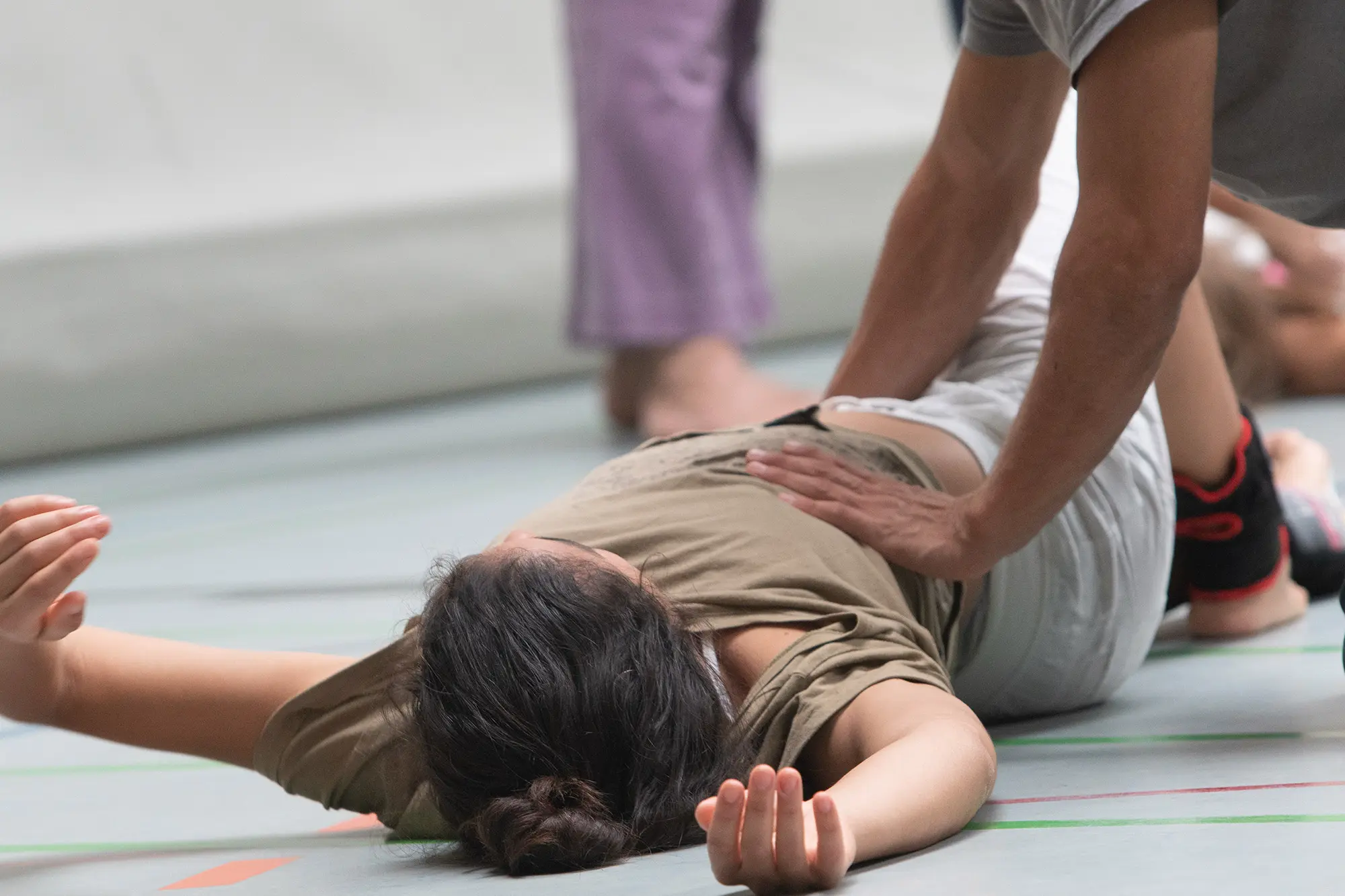 Patientin bei einer Feldenkraisübung